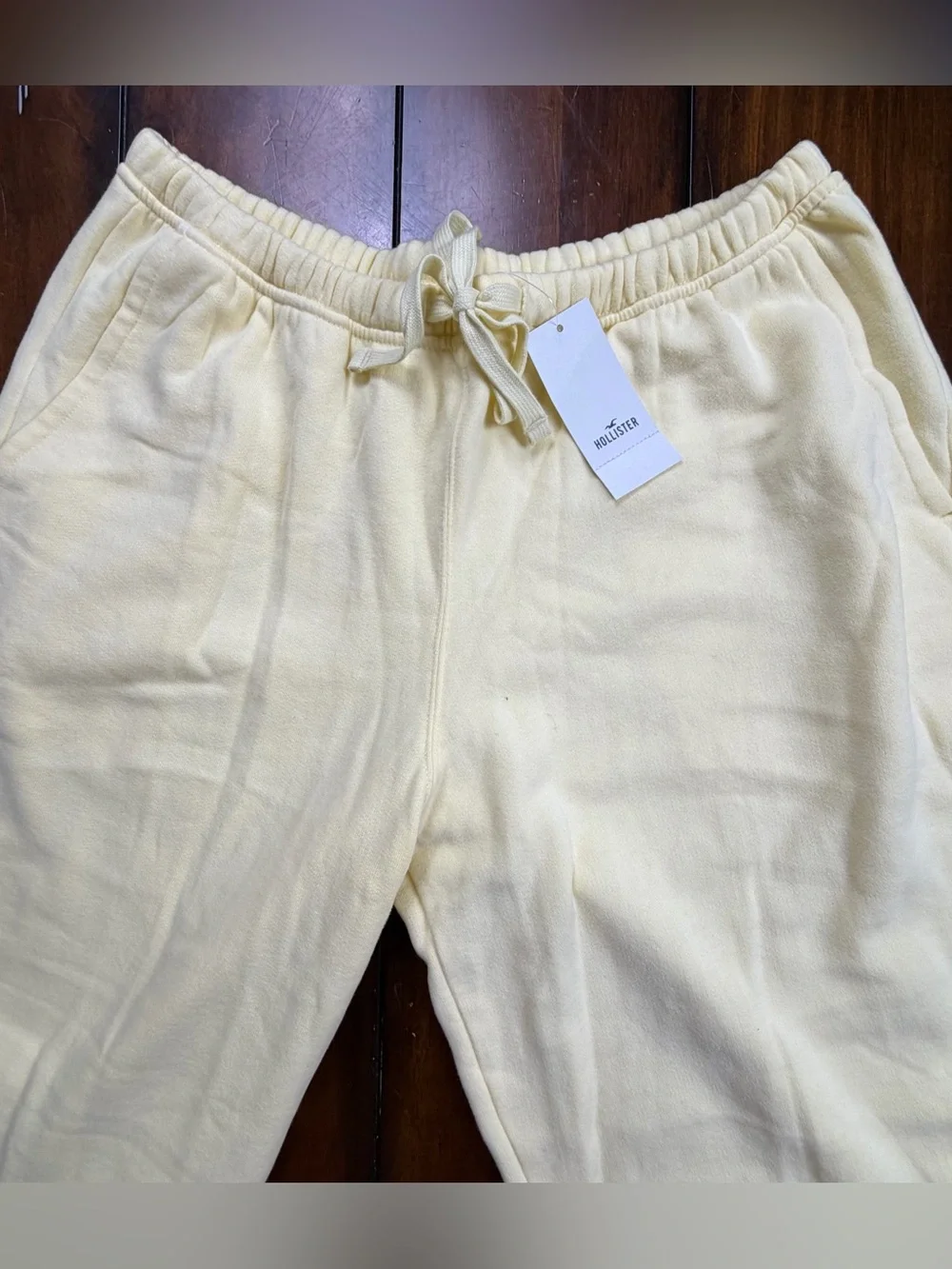 HOLLISTER Soft Yellow Women’s Dhort Sweatpants – Cozy Elastic Waist & Cuffs Soft